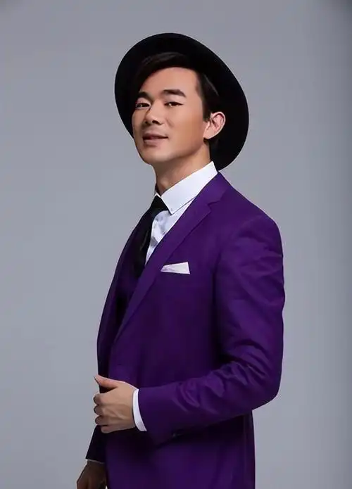 从九十年代的流行乐坛巅峰到如今的时尚圈焦点,任贤齐不仅以歌声征服