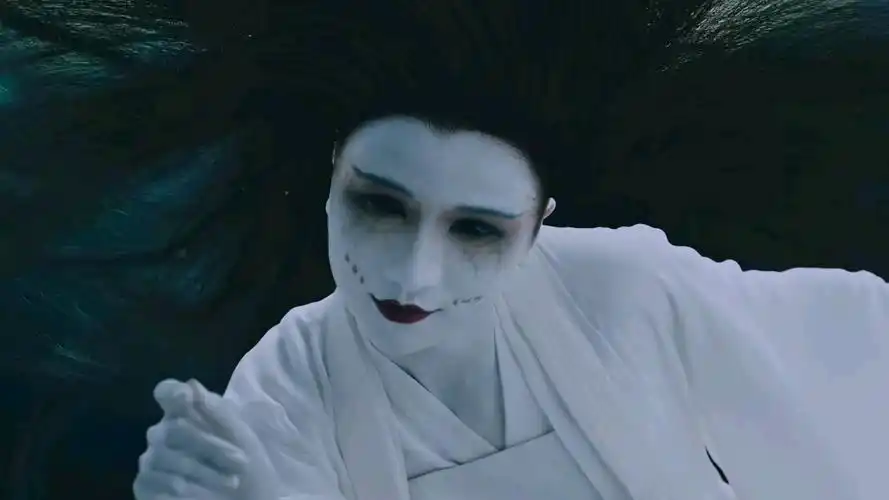 单身久了看女鬼都觉得那么好看,吴邪放开她,让我来抱