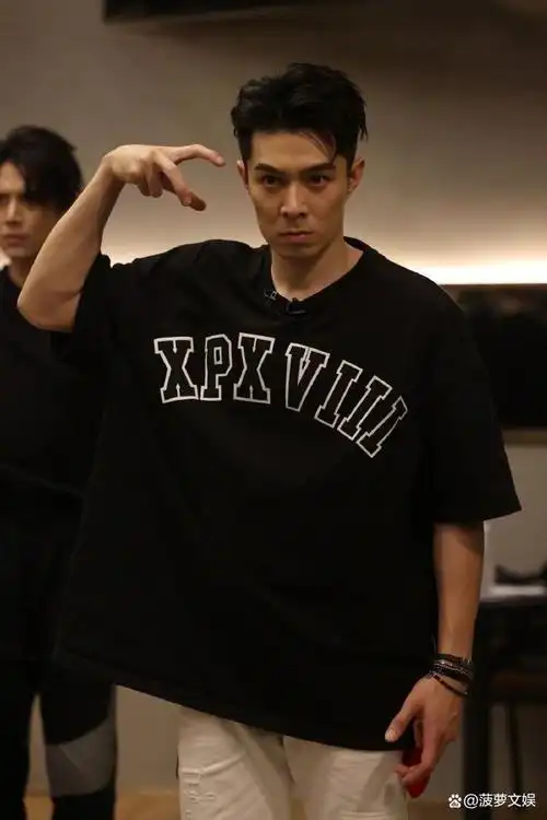 超帅披荆斩棘周柏豪半兽人舞台照又酷又野