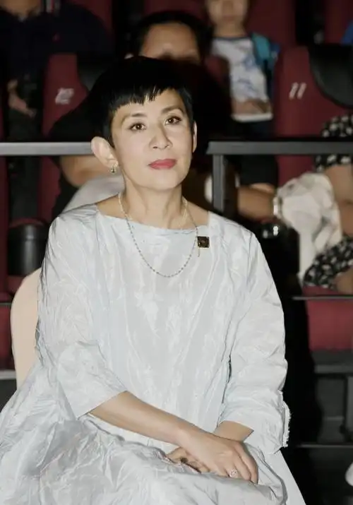 吴君如穿出了50女性想要的年轻感白色娃娃裙配短发减龄时髦