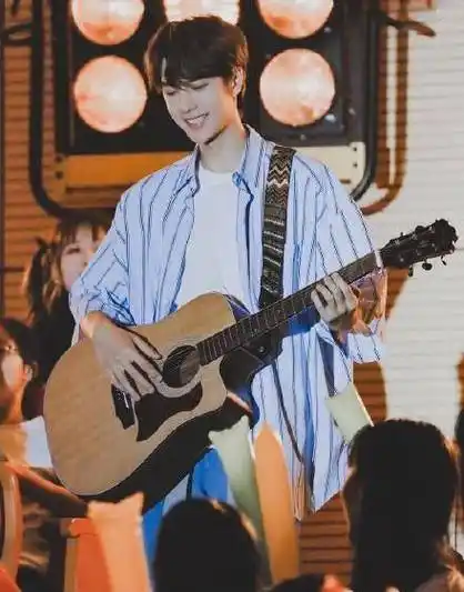 王一博男明星中的带货王者,潮范十足的机场秀,滑板才是最强配饰_男孩