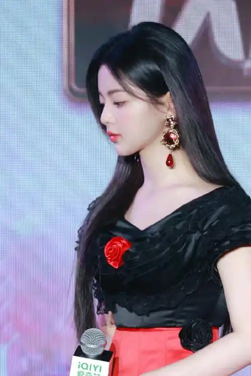 杨超越把玫瑰穿在身上了##漂亮的战斗