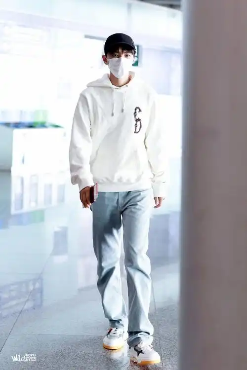 王俊凯出发巴黎#王俊凯出发巴黎时装周机场路透白色卫衣牛仔裤妇换