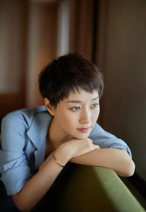 女明星终于高调现身机场配大衣时尚干练剪短发意外爆火