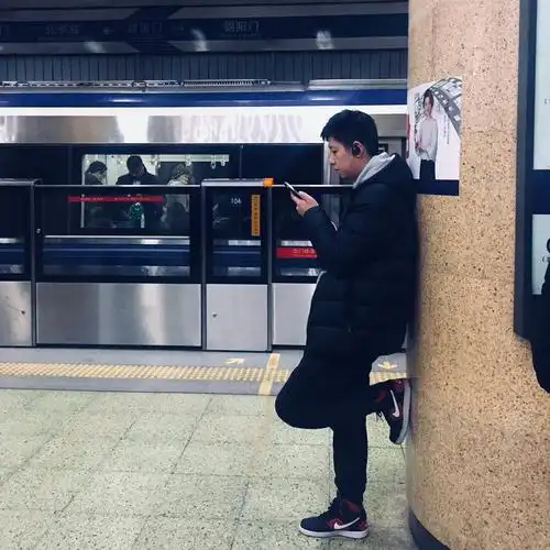 坐地铁? 手机随拍