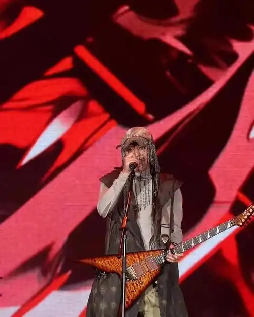 谢霆锋身穿着一身酷炫十足的装束,他随着音乐的节奏,时而深情演唱