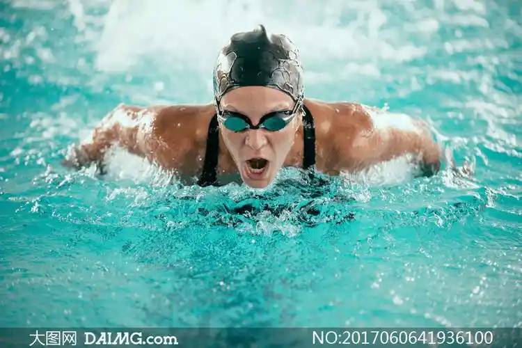 泳池里的男性游泳人物摄影高清图片