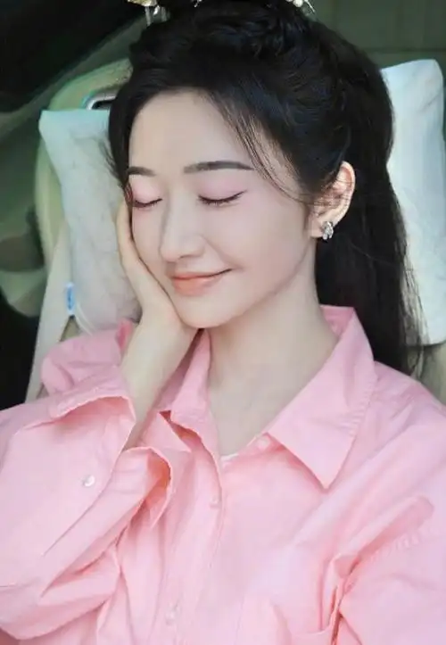 景甜晒自拍照温柔甜美 眼神灵动少女感十足