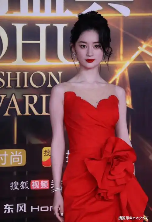 郭晓婷,喻言,赵小棠,文咏珊等女星也身着红色礼服.