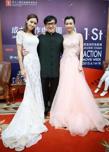 张蓝心亮相成龙电影周红毯