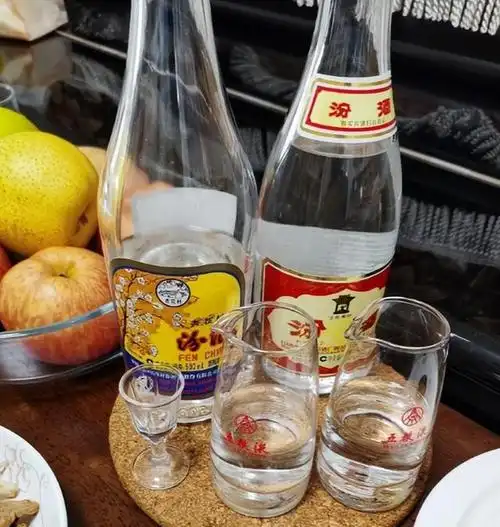 请客吃饭,下面这三种白酒尽量不要往酒桌上带,丢面不说还伤感情