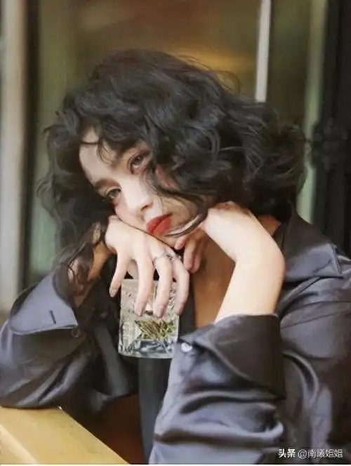 今年这3种齐肩烫发火了比长发洋气比短发显脸小真美