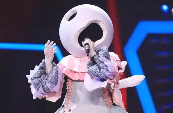 最近的一期《蒙面唱将猜猜猜》周深蒙面唱歌,歌声难辨.