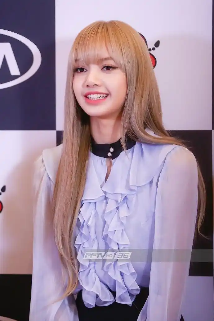 韩女团blackpink成员lisa出席活动:笑容清爽甜蜜,淑女魅力十足!