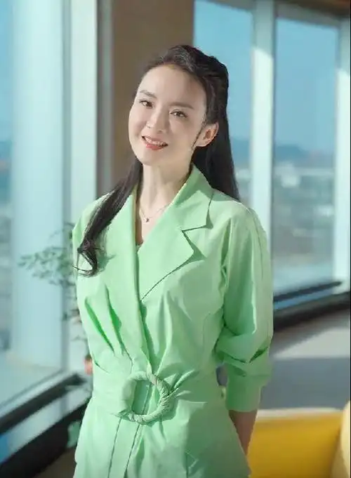 王艳豪宅晒太阳穿短裙跳舞畅谈无所求全景落地窗前花园似森林