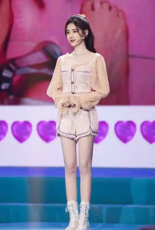 原创鞠婧祎太自信穿小短裙配皮靴腿好细腿长真有159吗