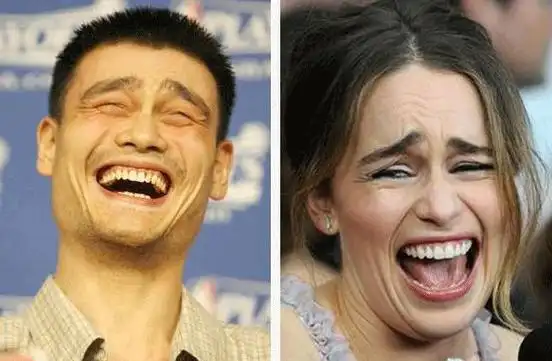 还有一种受肌肉收缩影响显得比较窘迫的笑容是这样