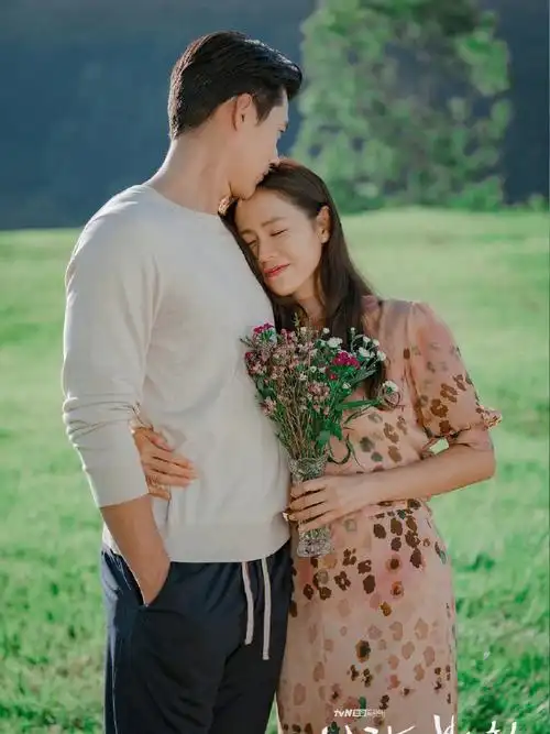 前天刚刚刷完爱的迫降,第一次看韩剧是在中学好像是安在旭和金喜善演