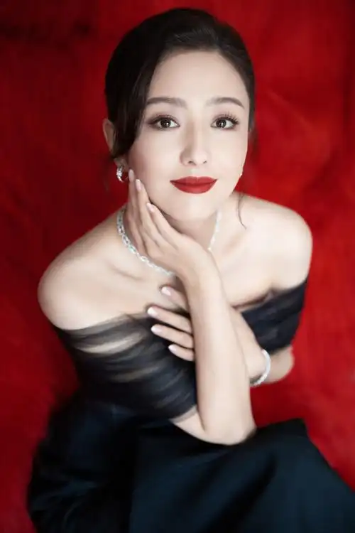 佟丽娅穿露肩裙身姿婀娜 抹红唇笑容迷人