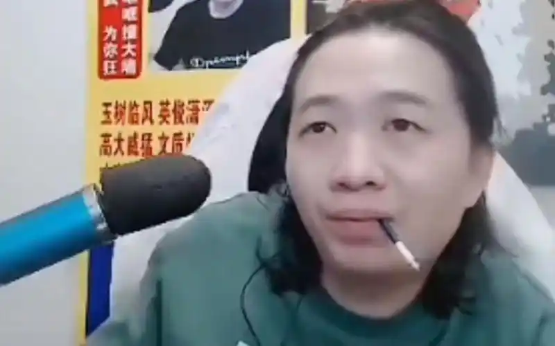 盘点吕德华抽烟三大名场面!