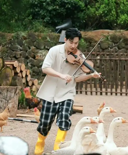 刘宪华也太时尚了吧,就是五条项链也太多了吧,不重吗|刘宪华|项链