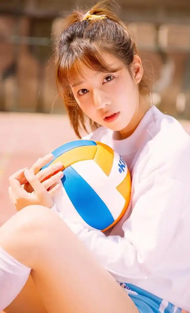 扎马尾的女孩 有着少女般的可爱 皮肤白里透红