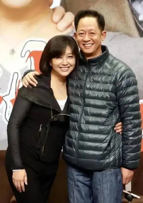 56岁王志文同框55岁江珊!