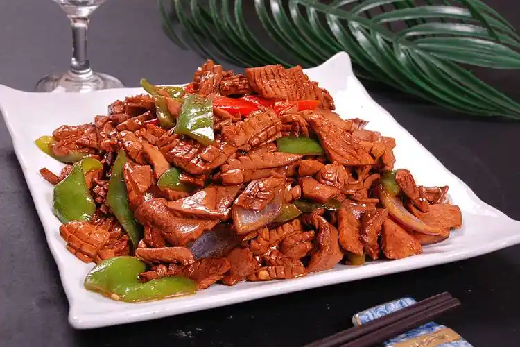 将传统的爆炒腰花与现代烹饪技术相结合,推出了多种口味和做法的腰花