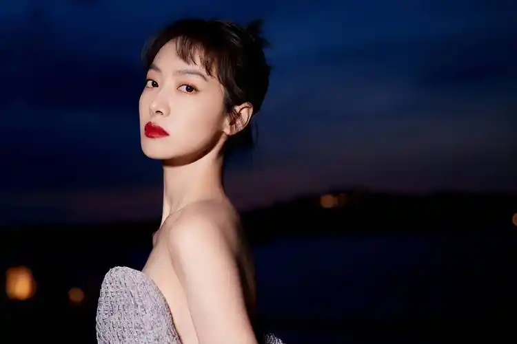 宋茜身穿灰色抹胸长裙大秀玉背!肤白貌美太性感冷艳