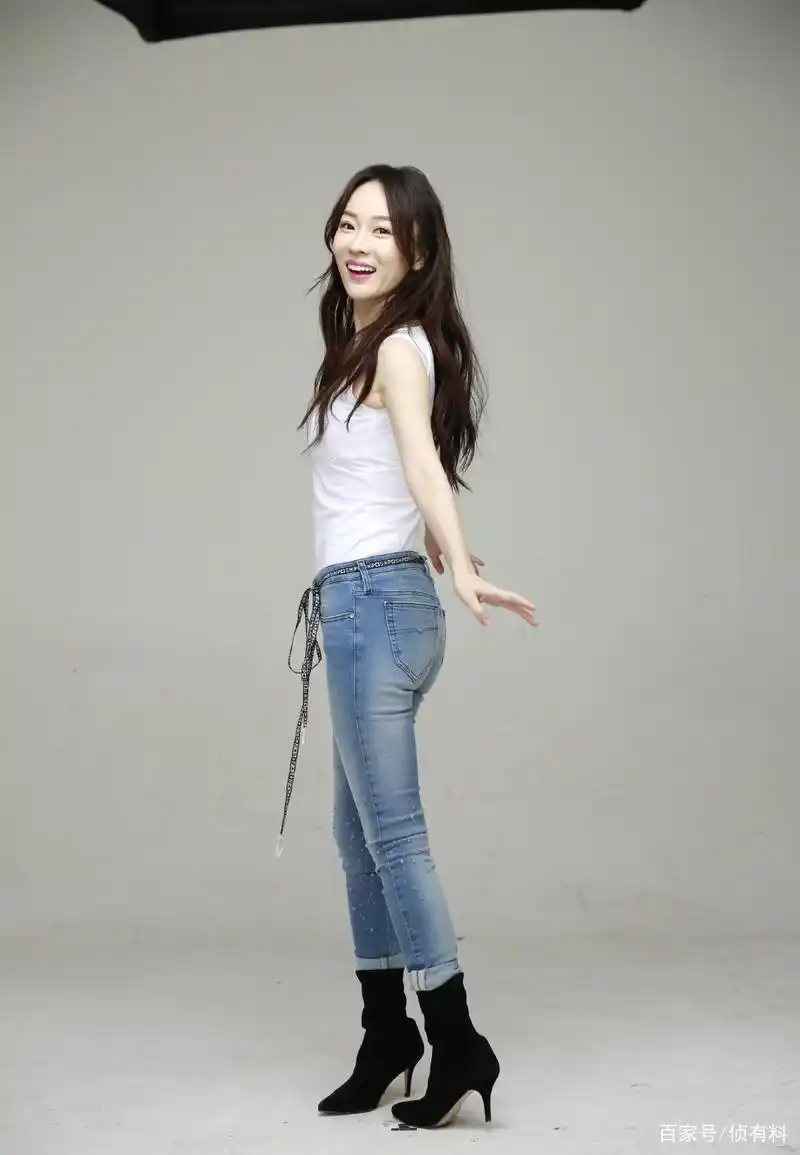 霍思燕牛仔裤搭配浅红上衣和白色紧身裙打扮棚拍定妆照,什么水平
