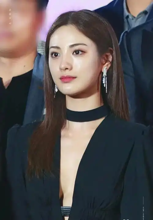 分享了和友人出行的日常照片,从照片中不难看出化着淡妆的林珍娜状态