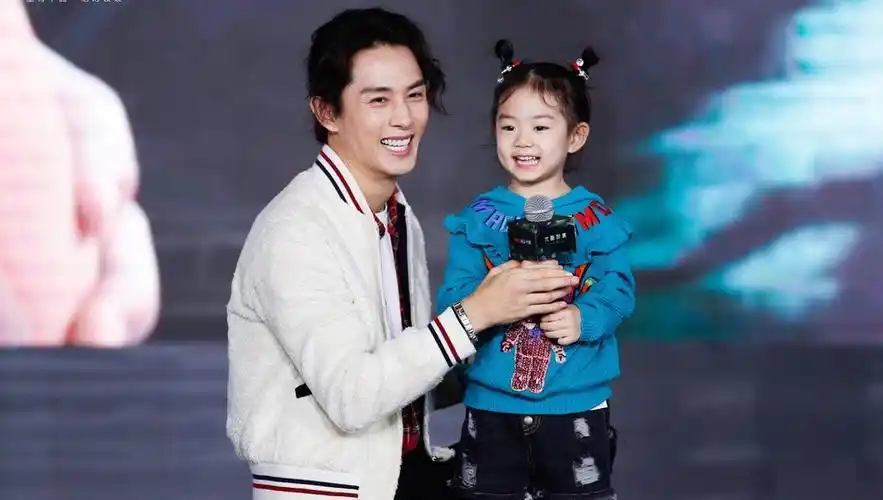 李承铉抱女儿lucky开嗓 再现经典精灵比心超软萌_综艺节目_海峡网