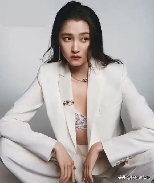 关晓彤身材好辣,穿深v西装变身御姐,新剧《二十不惑2》迎来杀青