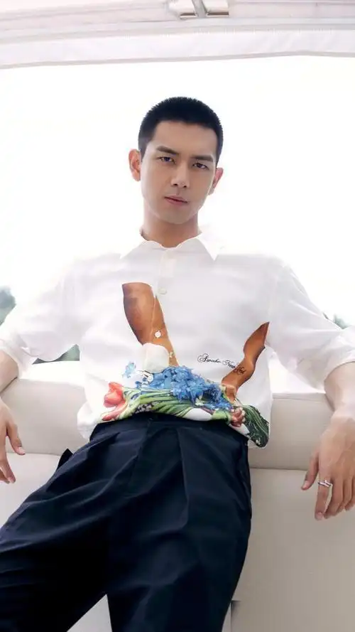 演员李现,帅气西装与衬衫造型来了,挺拔帅气的写真照更新