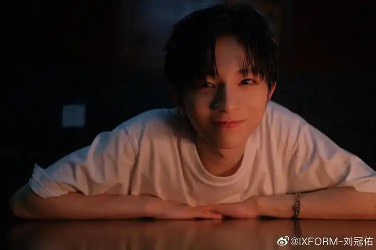 刘冠佑新微博抓住夏天佑佑的九宫格