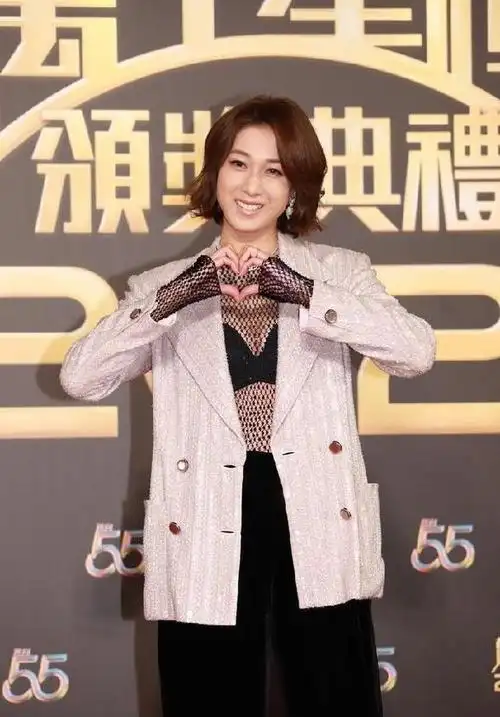 钟嘉欣穿衣这么高调长西装里面配透视内搭丝绒裤显得成熟稳重