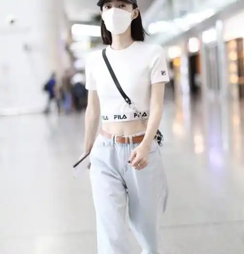 王丽坤街拍:fila露脐t水洗牛仔裤stussy棒球帽潮味满满