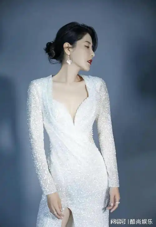 曾黎也有着尤物气质穿裸色抹胸裙亮相又惊艳了我