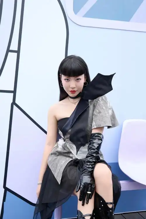 吴莫愁地铁经典海报再现##吴莫愁发糖