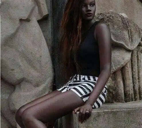 世界上最黑的女人,夜晚出门等于隐身,身材性感四肢修长!