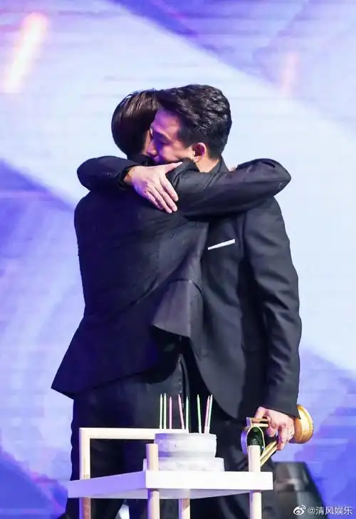 张艺兴发博为师傅黄磊庆生