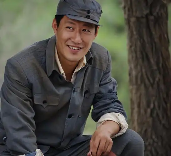 回顾于震二婚娶小13岁娇妻婚后连生三胎如今一家五口其乐融融