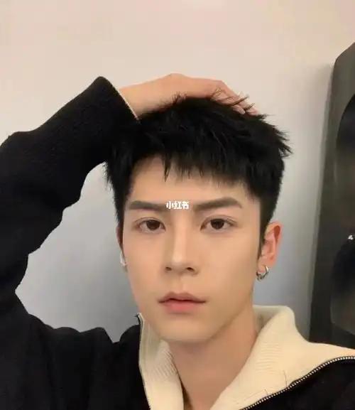 凌乱微分这款发型整体很干净,有立 感,微分凌乱感,也很好打理