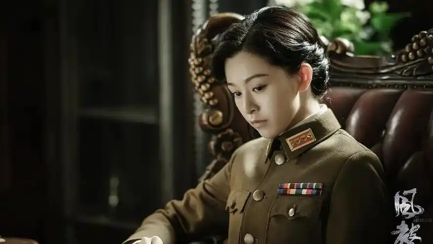 风声中徐璐穿上军装特别飒她会成为下一个李宁玉吗现实中徐璐私服更美