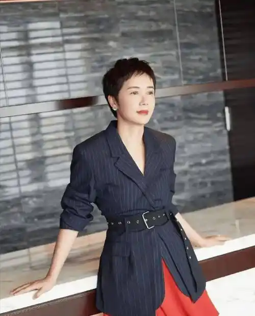 原创蒋雯丽自带高级气质一袭小黑裙配利落短发高贵不说还优雅