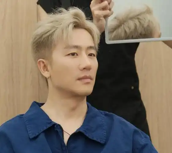 黄轩晒出最近的照片,染黄色头发,被人嘲笑像个年轻活力的小伙子