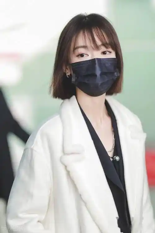 街拍:吴谨言穿黑白look配短发造型清新知性十足_成都_机场_吴谨