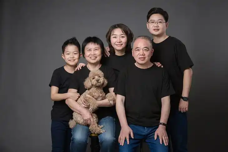 迎中秋;庆国庆——祖孙三代全家福