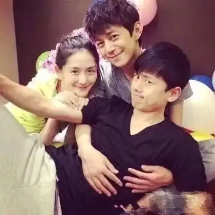 何炅一家三口图片何炅一家近照