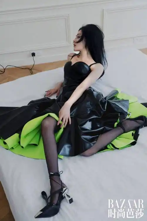 张天爱一组在巴黎拍摄的时尚大片,大秀好身材,绝对性感火辣-爱读书